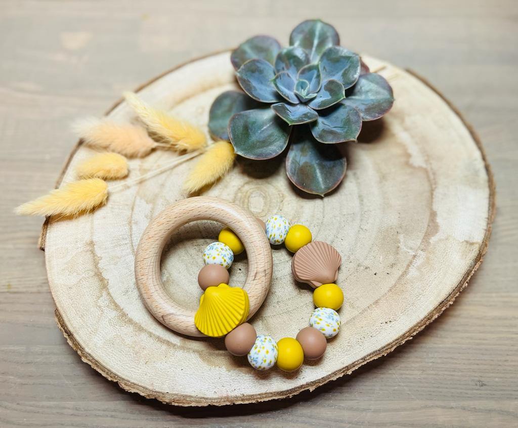 Lutry Nature – Anneau de dentition – Coquillage jaune et ocre