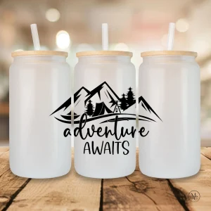Verre en verre givré 16 oz avec couvercle en bambou et paille ADVENTURE AWAITS