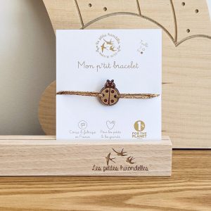 Les Petites Hirondelles – Bracelet doré en bois taille S – Coccinelle