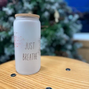 Verre en verre givré 16 oz avec couvercle en bambou et paille - Just Breathe