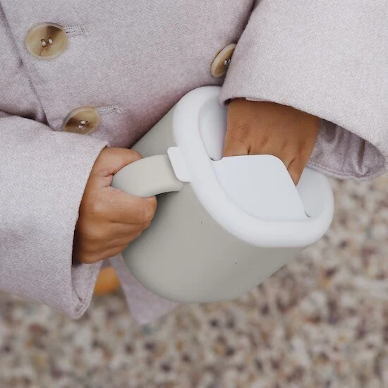Tasse à goûter en silicone – Gris velour – Béaba – Image 4